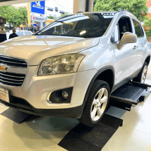 Vehículo SUV en un Puente elevador para servicio de montaje de neumáticos
